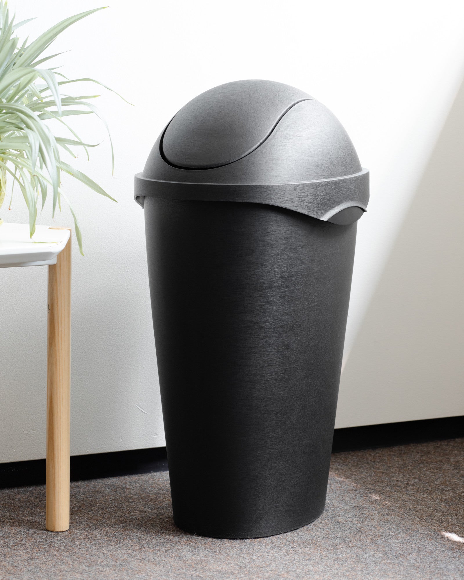 Large Trash Can with Swing-Top Lid | Swinger by Umbra Canada